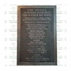 Placa comemorativa em alumínio fundido no tamanho de 66 x 98 cm.