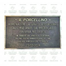 Placa comemorativa em bronze fundido polido.