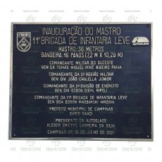 Placa para inaugurações e homenagens em bronze no tamanho de 50 x 60 cm.