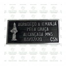 Placa: Por uma graça Alcançada. Tamanho de 12 x 25 cm, alumínio fundido.